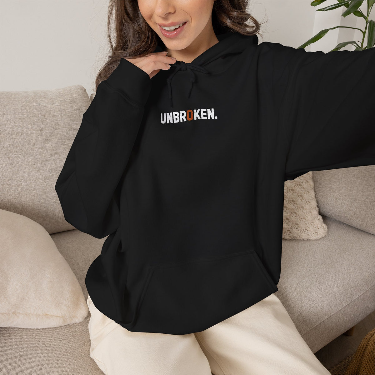 UNBROKEN LOGO CENTER HOODIE